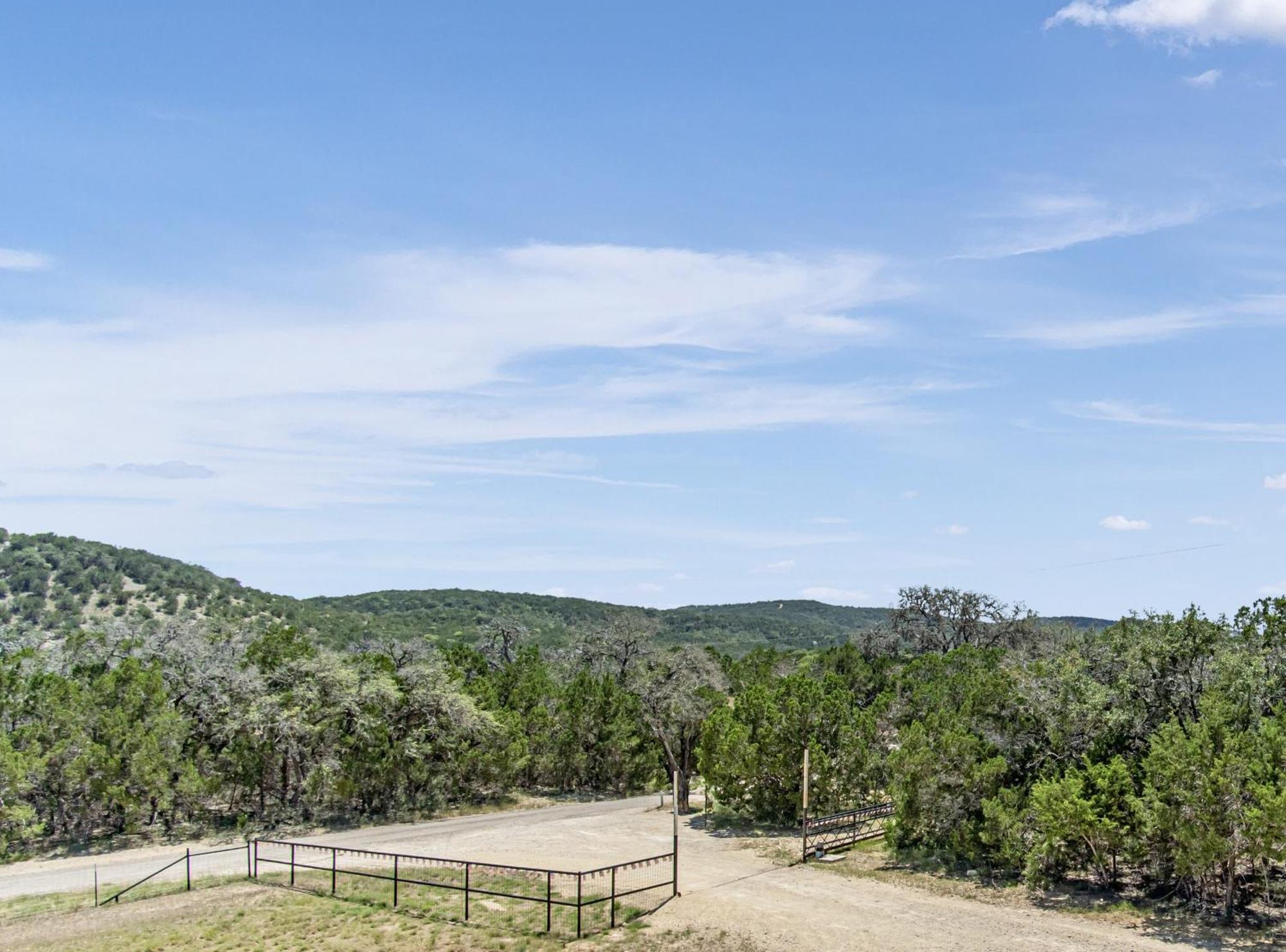Отель Lucky Star Ranch - Stargazer Tarpley Экстерьер фото